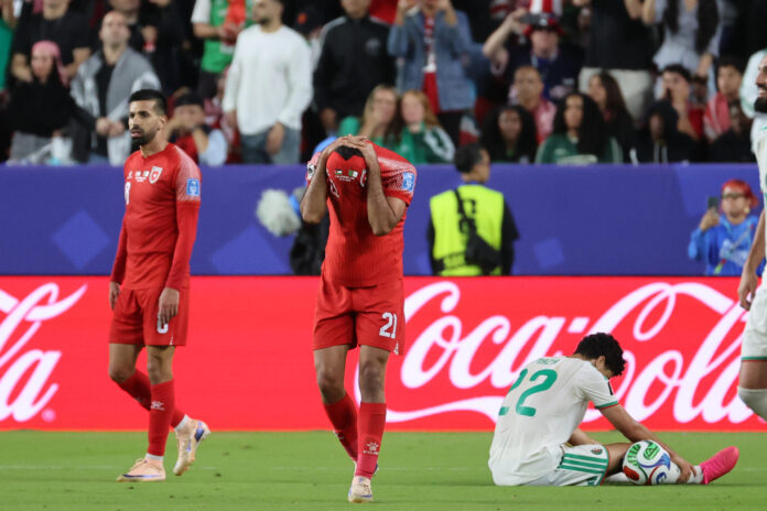 El jordano Nizar Alrashdan (c) lamenta este lunes la derrota ante Argelia por 1-2 en partido de la segunda jornada del Grupo J de Mundial jugado este lunes en el Levi's en Santa Clara. EFE/ Miguel Gutiérrez
