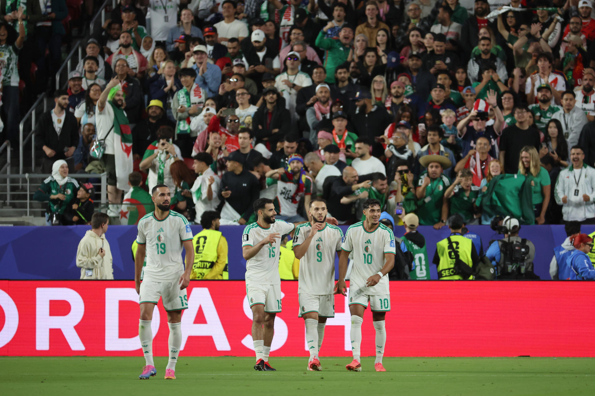 Jugadores de Argelia celebran la victoria de remontada por 1-2 este lunes sobre Jordania en el partido de la segunda jornada del Grupo J del Mundial jugado en el estadio Levi's de Santa Clara. EFE/ Miguel Gutiérrez
