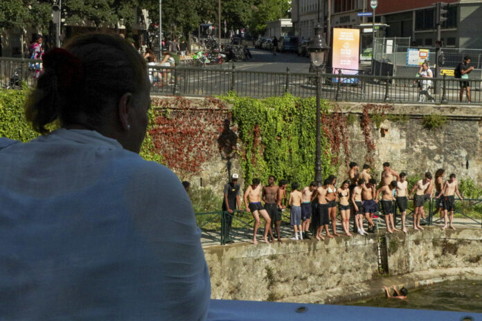 Unos jóvenes se divierten en una zona de baño de París la semana pasada. EFE/ Edgar Sapiña
