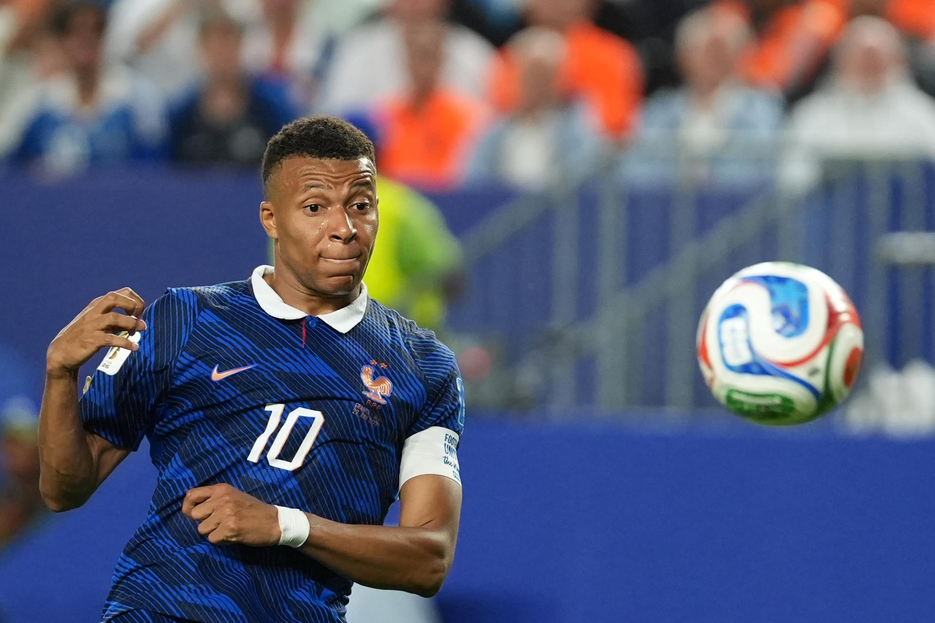 El jugador francés Kylian Mbappé controla el balón durante el partido del Grupo I de la Copa Mundial de la FIFA 2026 entre Francia e Irak en el Lincoln Financial Field de Filadelfia, Estados Unidos. EFE/Octavio Guzmán
