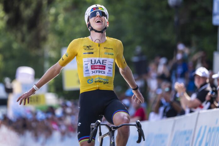 Imagen de archivo en la que el ciclista esloveno Tadej Pogačar, del UAE Team Emirates-XRG, gana la quinta y última etapa de la carrera ciclista Tour de Suiza. EFE/EPA/GIAN EHRENZELLER
 
//////////
 
VILLARS-SUR-OLLON (Switzerland), 21/06/2026.- Slovenian cyclist Tadej Pogacar of UAE Team Emirates-XRG wins the fifth and final stage of the Tour de Suisse cycling race, a 151 km race that starts and finishes in Villars-sur-Ollon, Switzerland, 21 June 2026. (Ciclismo, Suiza) EFE/EPA/GIAN EHRENZELLER
