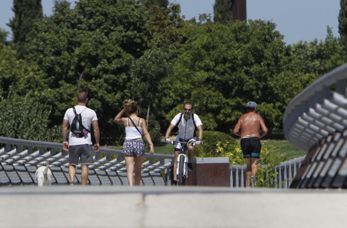 Imagen de archivo de personas haciendo ejercicio en el Parque Juan Carlos I de Madrid. EFE/Javier López
