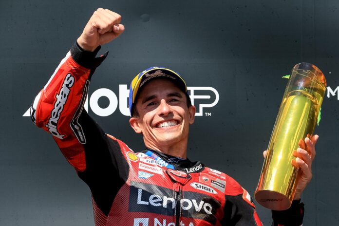 El piloto MotoGP Marc Márquez (Ducati Lenovo Team), este domingo, tras vencer en el Gran Premio de la Republica Checa. EFE/MARTIN DIVISEK
