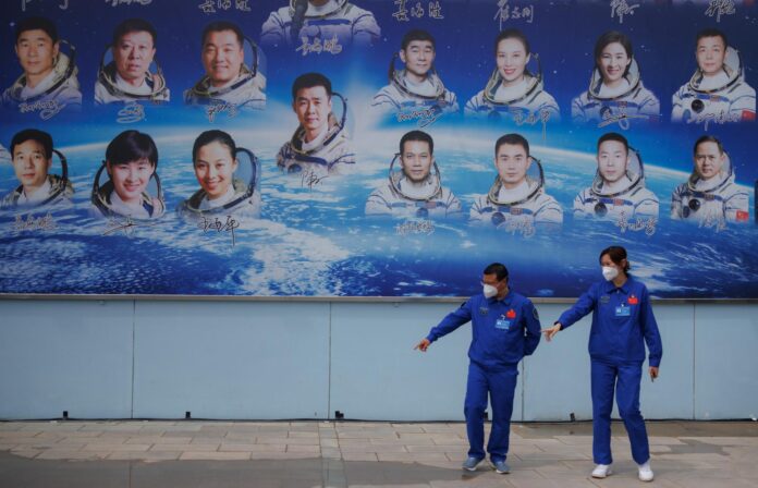 Imagen de archivo a miembros de la Agencia Espacial de China frente a un cartel después de una conferencia de prensa con astronautas, en Jiuquan, provincia de Gansu, China, el 29 de mayo de 2023. 
EFE/EPA/ALEX PLAVEVSKI
