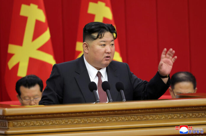 COREA DEL NORTE, 22/06/2026.- Fotografía cedida por la agencia estatal KCNA que muestra al líder norcoreano, Kim Jong-un, hablando durante la Segunda Reunión Plenaria del 9º Comité Central del Partido de los Trabajadores.
EFE/ KCNA /SOLO USO EDITORIAL/ NO VENTAS/ SOLO DISPONIBLE PARA ILUSTRAR LA NOTICIA QUE ACOMPAÑA (CRÉDITO OBLIGATORIO)
