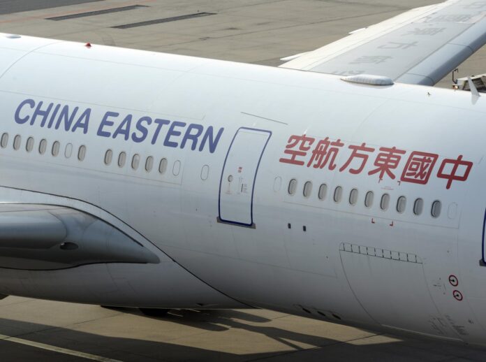 Imagen de archivo de un avión de pasajeros Airbus A330-243 de China Eastern Airlines en el aeropuerto de Frankfurt, Alemania, 08 de febrero de 2018. 
EFE/EPA/MAURITZ ANTIN

