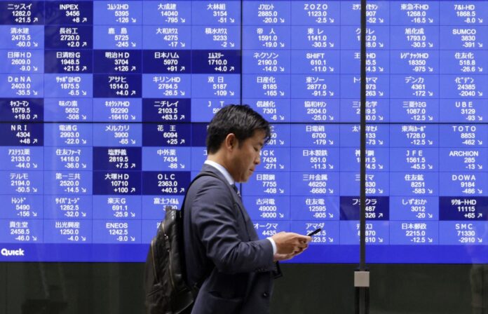 TOKIO (Japón), 23/06/2026.- Un transeúnte pasa junto a una pantalla de indicadores bursátiles en Tokio, Japón, el 23 de junio de 2026. 
EFE/EPA/FRANCK ROBICHON
