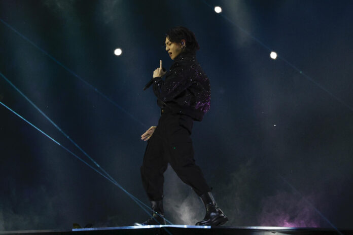 Imagen de archivo del artista surcoreano Jung Kook presentando la canción Dreamers en la inauguración del Mundial de Fútbol Qatar 2022, en el estadio Al Bait en Al Khor (Catar).
EFE/ Rodrigo Jiménez
