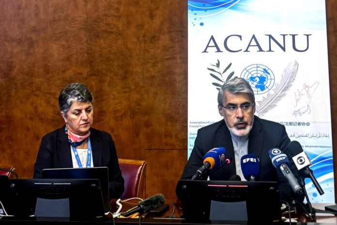 El embajador de Irán ante la ONU en Ginebra, Ali Bahreini (d), atiende a los medios este martes en el marco de las negociaciones técnicas celebradas en Suiza entre las delegaciones de Irán y Estados Unidos. EFE/ Antonio Broto
