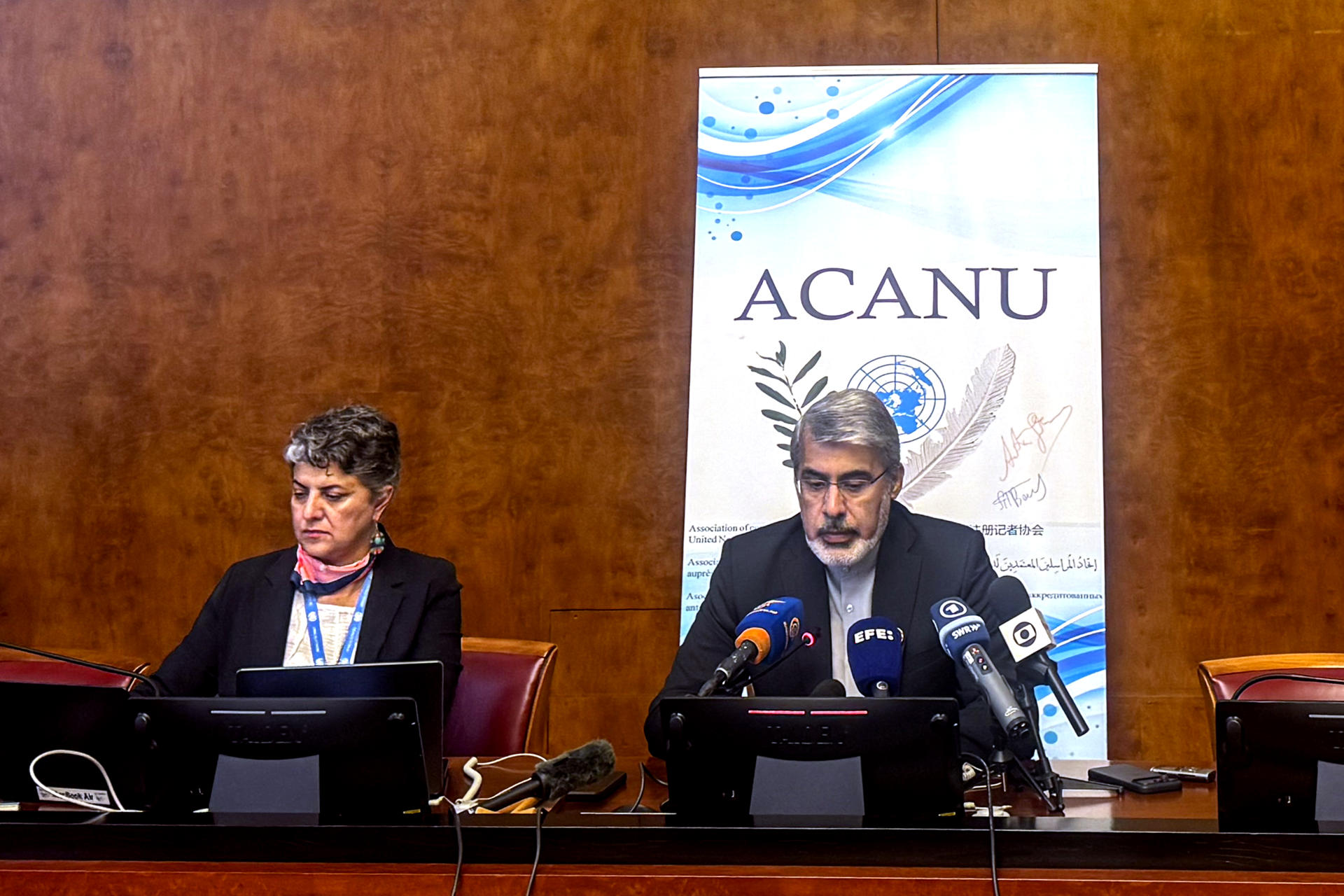 El embajador de Irán ante la ONU en Ginebra, Ali Bahreini (d), atiende a los medios este martes en el marco de las negociaciones técnicas celebradas en Suiza entre las delegaciones de Irán y Estados Unidos. EFE/ Antonio Broto
