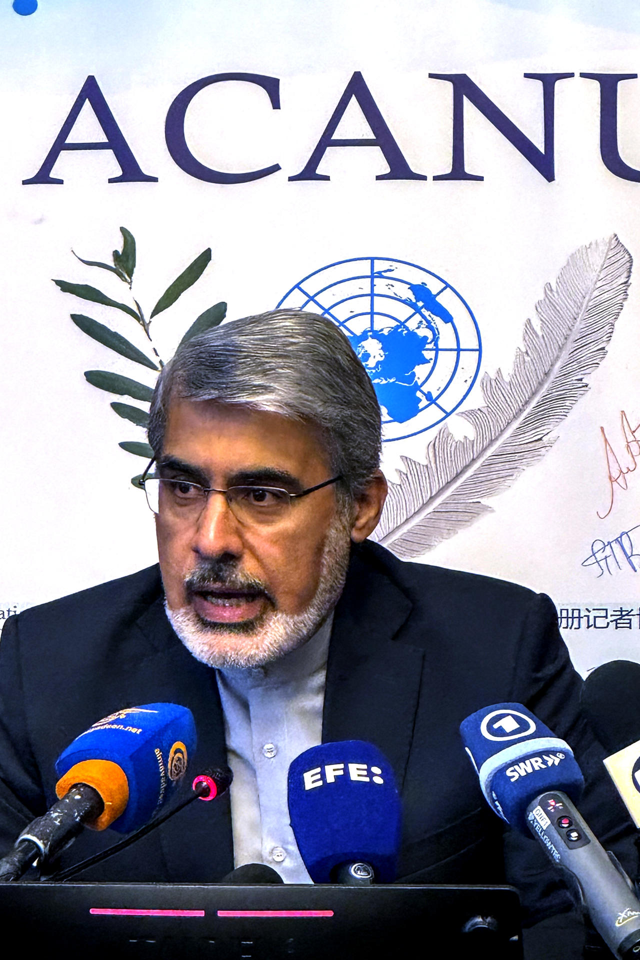 El embajador de Irán ante la ONU en Ginebra, Ali Bahreini (d), atiende a los medios este martes en el marco de las negociaciones técnicas celebradas en Suiza entre las delegaciones de Irán y Estados Unidos. EFE/ Antonio Broto
