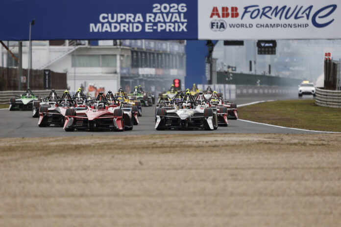 Fotografía de Sergio Pérez, en la que puede verse en una imagen de archivo del pasado 21 de marzo una prueba de Fórmula E en el circuito del Jarama, en Madrid. EFE

