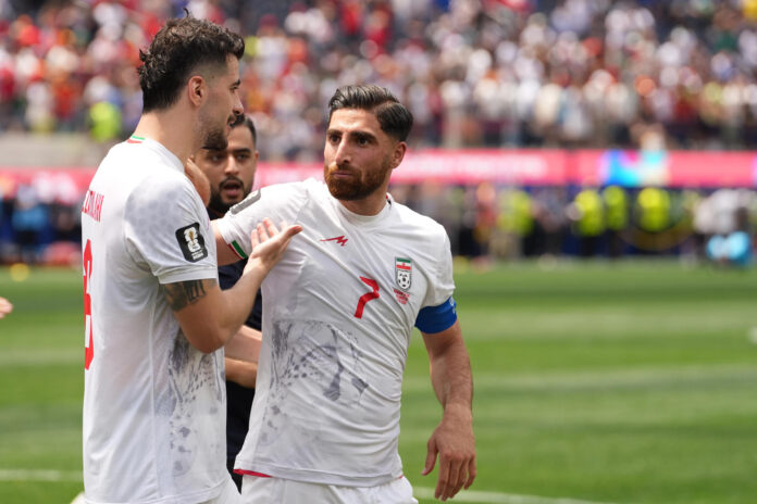 Saeid Ezatolahi (i) y Alireza Jahanbakhsh de Irán reaccionan al final del partido del grupo G del Mundial de la FIFA 2026 entre Bélgica e Irán, en el estadio SoFi en Los Ángeles (EE.UU.). EFE/ Omar Alonso

