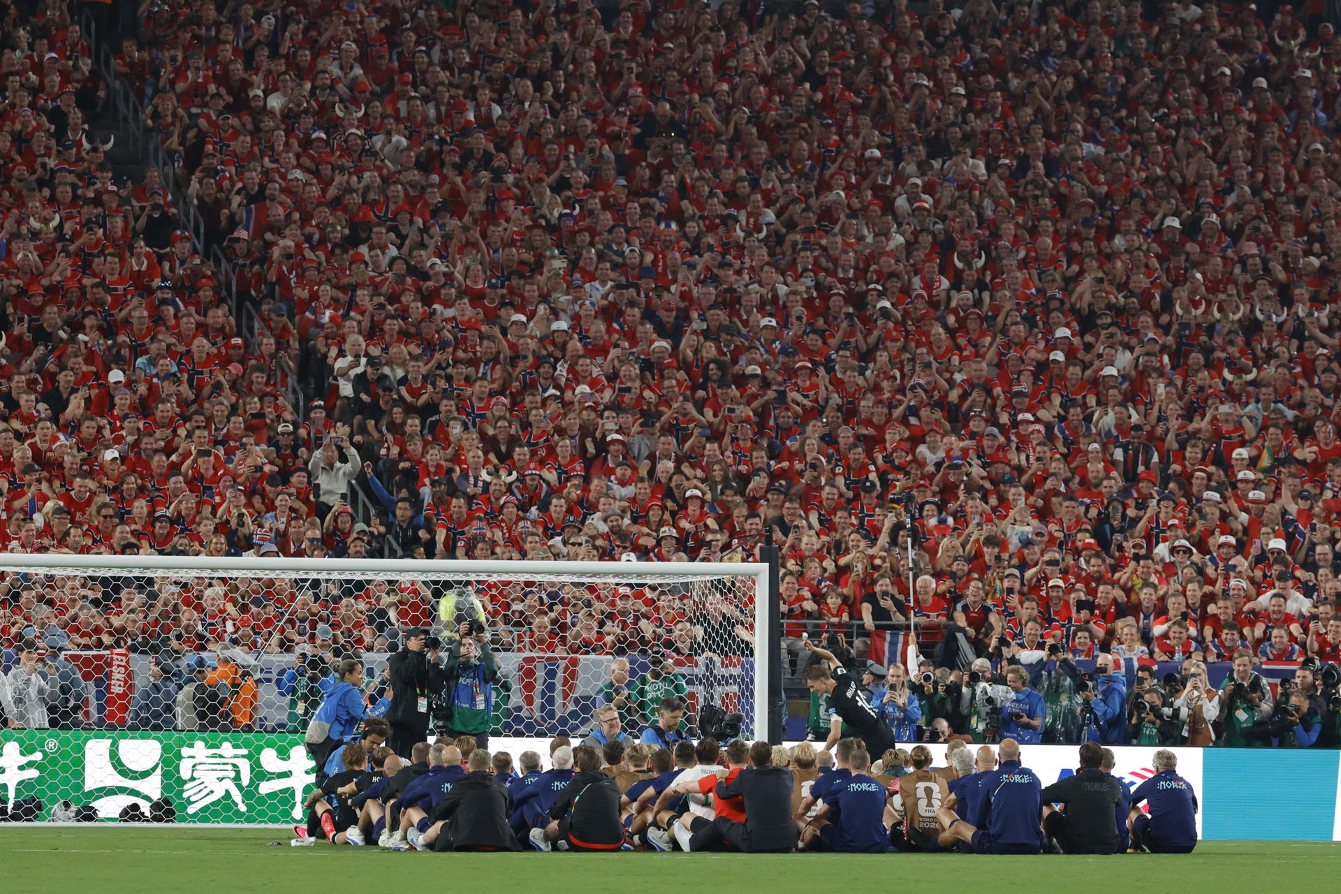 Jugadores de Noruega celebran este lunes, al finalizar un partido del grupo I del Mundial de la FIFA 2026 entre Noruega y Senegal en el estadio MetLife en Nueva Jersey (Estados Unidos). EFE/ Sebastiao Moreira
