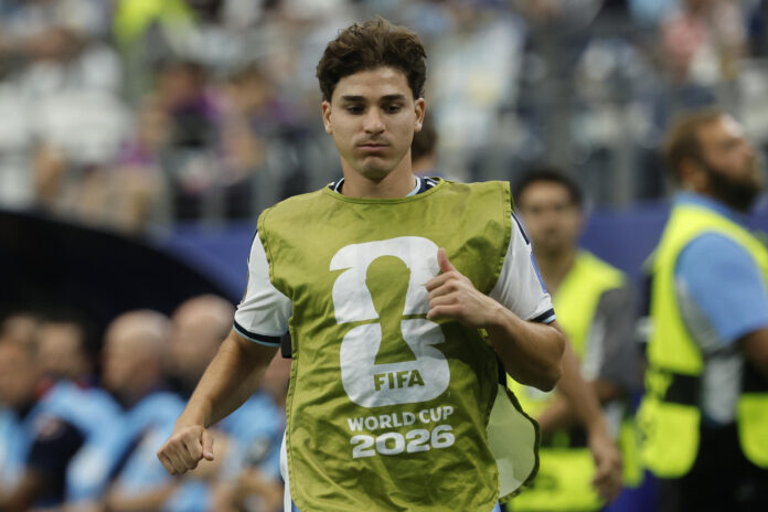 El delantero de Argentina Julián Alvarez calienta durante el partido del Mundial 2026 entre Argentina y Austria, este lunes en Arlington, Texas. EFE/Mariscal
