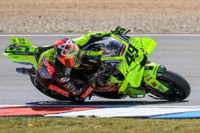 El piloto italiano Fabio di Giannantonio, el pasado 20 de junio, durante su participación en el Gran Premio de República Checa de motociclismo. EFE/MARTIN DIVISEK
