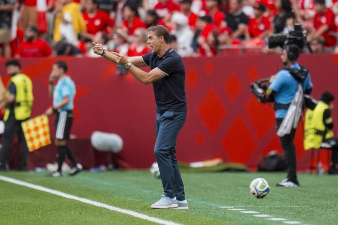 El seleccionador de Catar Julen Lopetegui durante el primer tiempo del partido de la fase de grupos de la Copa Mundial de la FIFA 2026 entre Canadá y Catar en Vancouver, Canadá. EFE/EPA/BOB FRID
