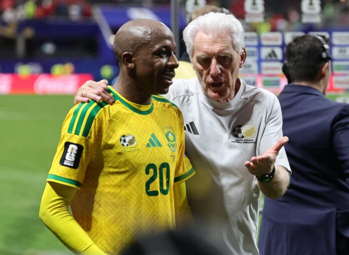 El seleccionador nacional de Sudáfrica, Hugo Broos (der.), habla con el jugador Khuliso Mudau. EFE
