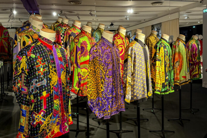 El Museo Maillol de París dedica una exposición a la obra del diseñador italiano Gianni Versace (1946-1997), cuyos conjuntos y diseños se cuentan entre los más célebres de la historia de la moda, 80 años después de su nacimiento. La muestra, titulada 'Gianni Versace. Retrospective', sigue el recorrido del estilista desde sus primeras influencias a orillas del Mediterráneo, en su Regio Calabria natal (al sur de Italia), hasta las más exclusivas pasarelas de París, y estará disponible 