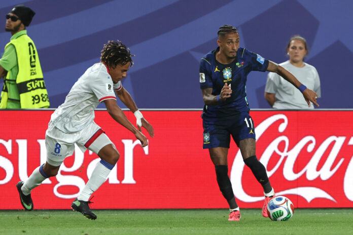 Fotografía del 19 de junio de 2026 en la que se observa a Raphinha (d), de Brasil, al patear un balón ante Martin Experience, de Haití, en un partido del grupo C del Mundial de la FIFA 2026 entre Brasil y Haití, en el estadio Lincoln Financial Field en Filadelfia (Estados Unidos). EFE/ David Toro
