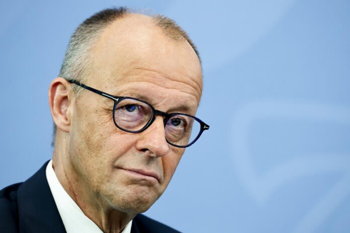 El canciller alemán, Friedrich Merz,) asiste a una rueda de prensa tras la presentación de un informe sobre la reforma de las pensiones en la Cancillería de Berlín, Alemania, el 23 de junio de 2026. EFE/EPA/FILIP SINGER
