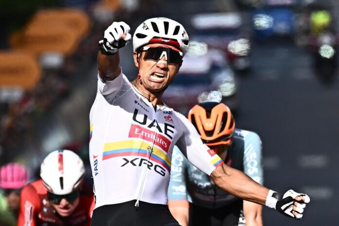 Fotografía del pasado 12 de mayo, en la que puede verse al ciclista ecuatoriano Jhonatan Narváez (UAE Team Emirates - XRG) durante su participación en el Giro de Italia. EFE/ LUCA ZENNARO
