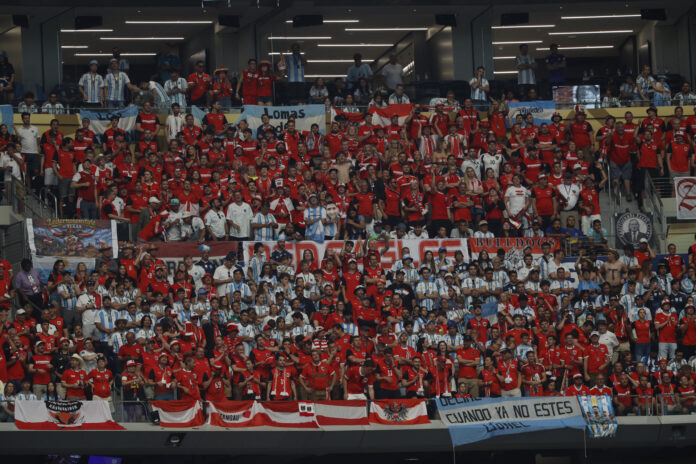 Aficionados de ambas selecciones en las gradas en el partido del Mundial 2026 entre Argentina y Austria, este lunes en Arlington, Texas. EFE/Mariscal
