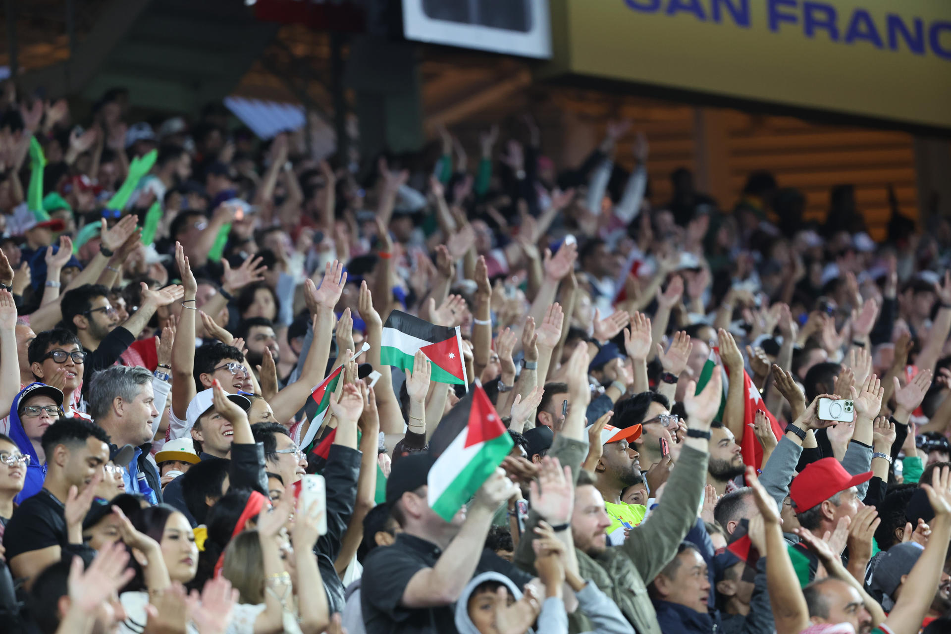 Aficionados de Jordania animan este lunes, en un partido del grupo J del Mundial de la FIFA 2026 entre Jordania y Argelia en el estadio Levi's en Santa Clara (Estados Unidos). EFE/ Miguel Gutiérrez
