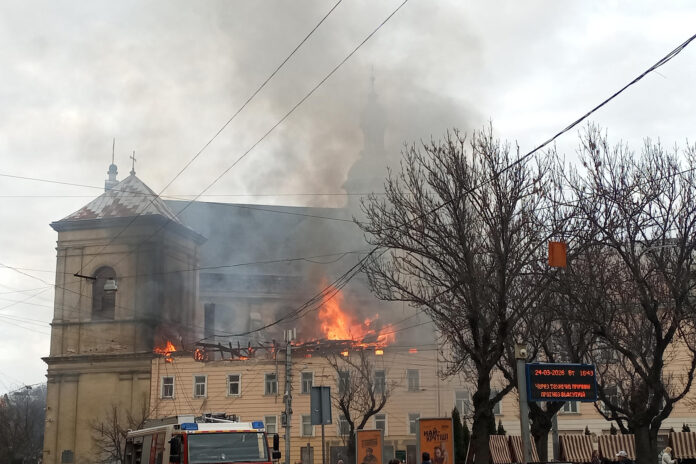 Incendio en la iglesia de San Andrés de Leópolis en marzo de 2026 tras un ataque ruso. EFE/ Dmytro Averchuk
