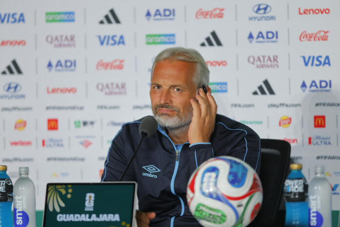 El seleccionador de RD Congo, Sébastien Desabre, reacciona durante una rueda de prensa este lunes, previo al partido frente a Colombia en Guadalajara (México). EFE/ Francisco Guasco
