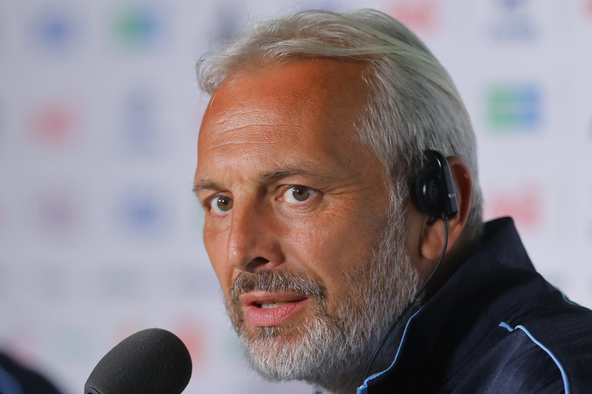 El seleccionador de RD Congo, Sébastien Desabre, habla durante una rueda de prensa este lunes, previo al partido frente a Colombia en Guadalajara (México). EFE/ Francisco Guasco
