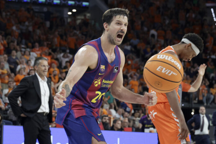 El base argentino del Barça Nicolás Laprovittola celebra la victoria tras el primer partido de la final de la Liga Endesa de baloncesto que Valencia Basket y Barcelona disputaron el pasado 18 de junio en el Roig Arena, en Valencia. EFE/Miguel Ángel Polo
