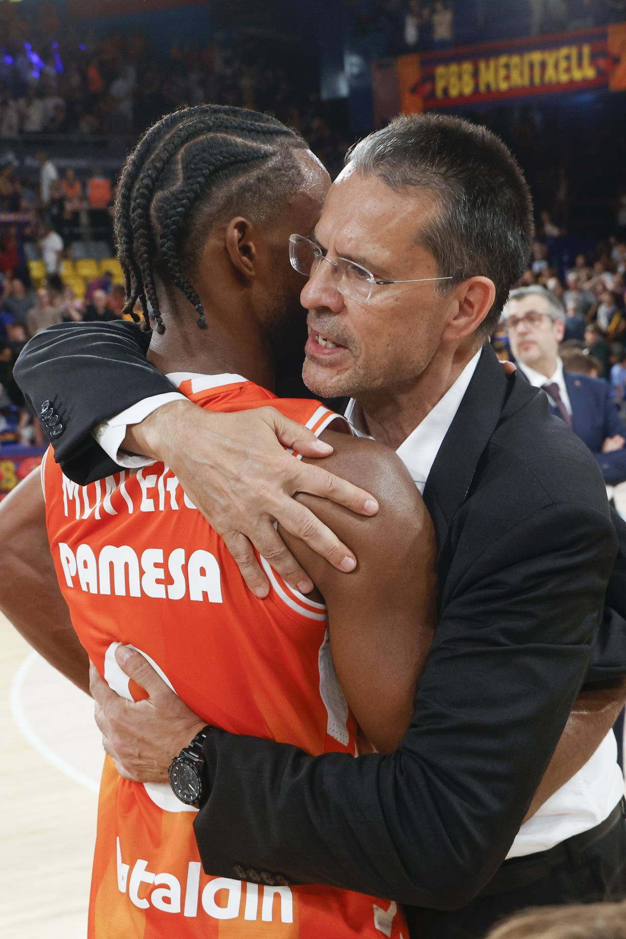 El entrenador del Valencia, Pedro Martínez, celebra con Jean Montero (i) al término del tercer partido de la final de la Liga Endesa que FC Barcelona y Valencia Basket disputaron este lunes en el Palau Blaugrana, en Barcelona. EFE/Quique García