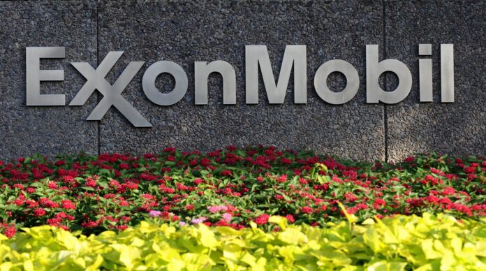 Fotografía de archivo de un logotipo de la petrolera estadounidense Exxon Mobil Corp., en Dallas (Texas, EE.UU.). EFE/Larry W. Smith

