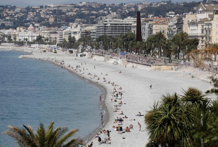 En la imagen de archivo, varias personas disfrutan del sol en una playa de Niza, Francia. EFE/EPA/SEBASTIEN NOGIER
