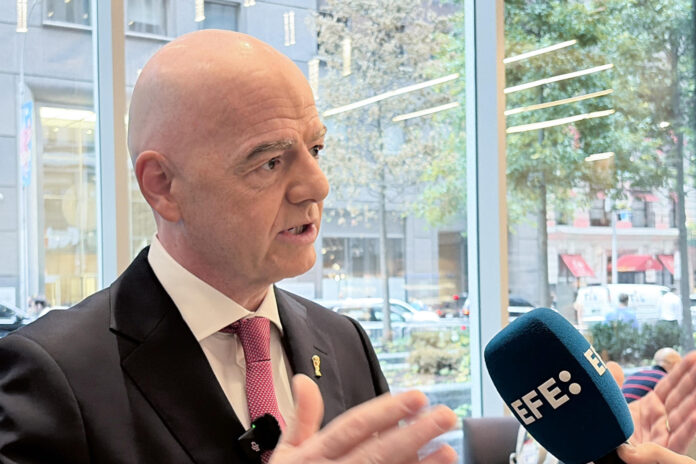 El presidente de la FIFA, Gianni Infantino, habla durante una entrevista con EFE este martes, en Nueva York (EE.UU.). EFE/ Jan Téllez Asensio

