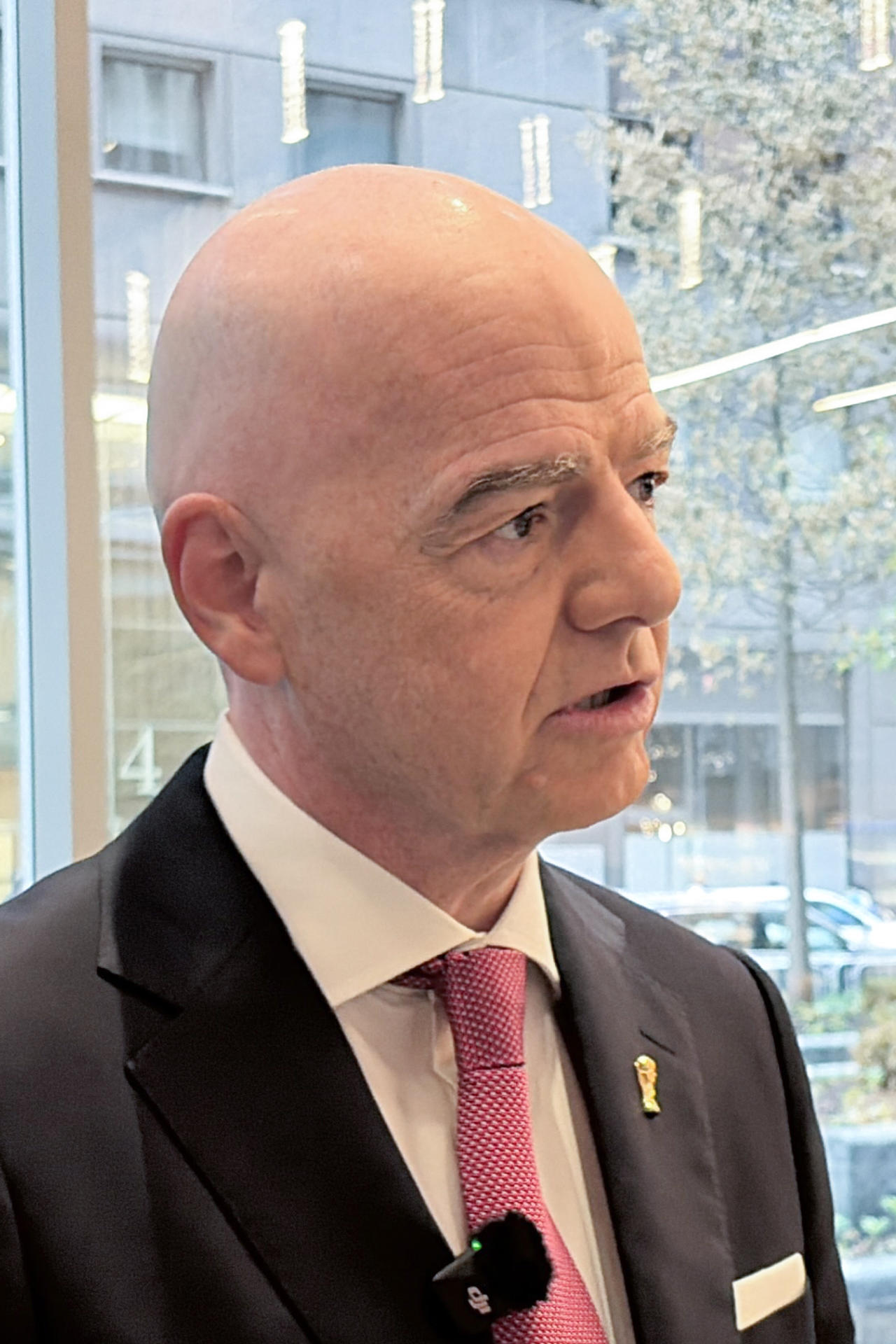 El presidente de la FIFA, Gianni Infantino, habla durante una entrevista con EFE este martes, en Nueva York (EE.UU.). EFE/ Jan Téllez Asensio