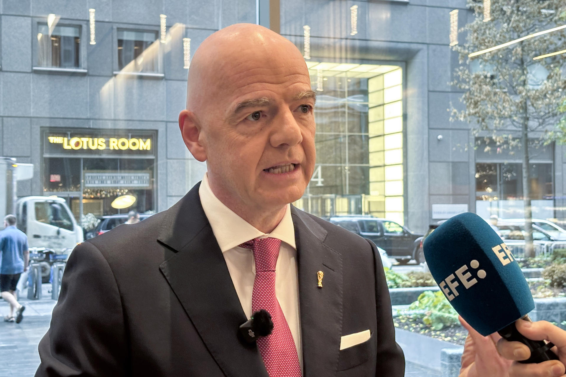 El presidente de la FIFA, Gianni Infantino, habla durante una entrevista con EFE este martes, en Nueva York (EE.UU.). EFE/ Jan Téllez Asensio
