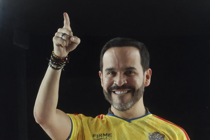 El ultraderechista Abelardo de la Espriella ganador de la segunda vuelta presidencial en Colombia pronuncia un discurso, luego de los resultados preliminares que le dan el triunfo por delante del izquierdista Iván Cepeda, en Barranquilla (Colombia). EFE/ Mauricio Dueñas Castañeda
