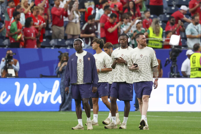 Los jugadores de la selección portuguesa durante el reconocimiento del terreno de juego previo al partido del Grupo K del Mundial 2026 que disputan las selecciones nacionales de Portugal y Uzbekistán en el estadio Houston (EEUU). EFE/ Carlos Ramírez
