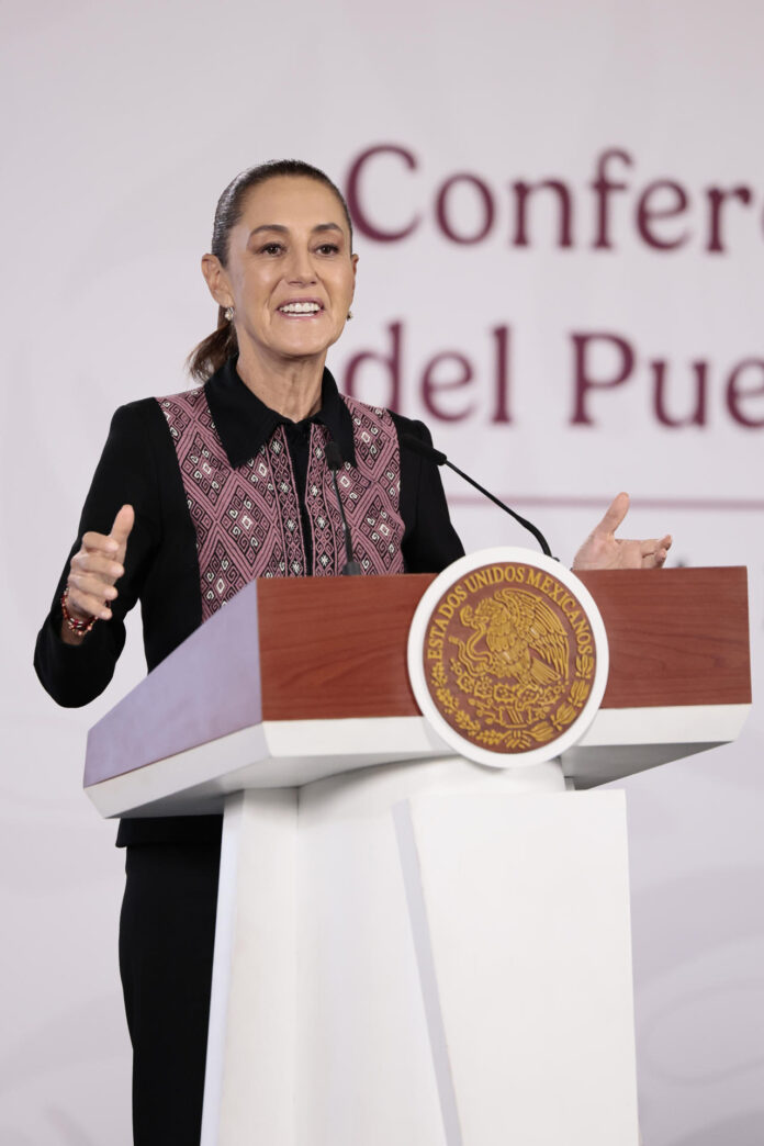 La presidenta de México, Claudia Sheinbaum, habla este martes durante una rueda de prensa en Palacio Nacional de la Ciudad de México (México). EFE/ José Méndez
