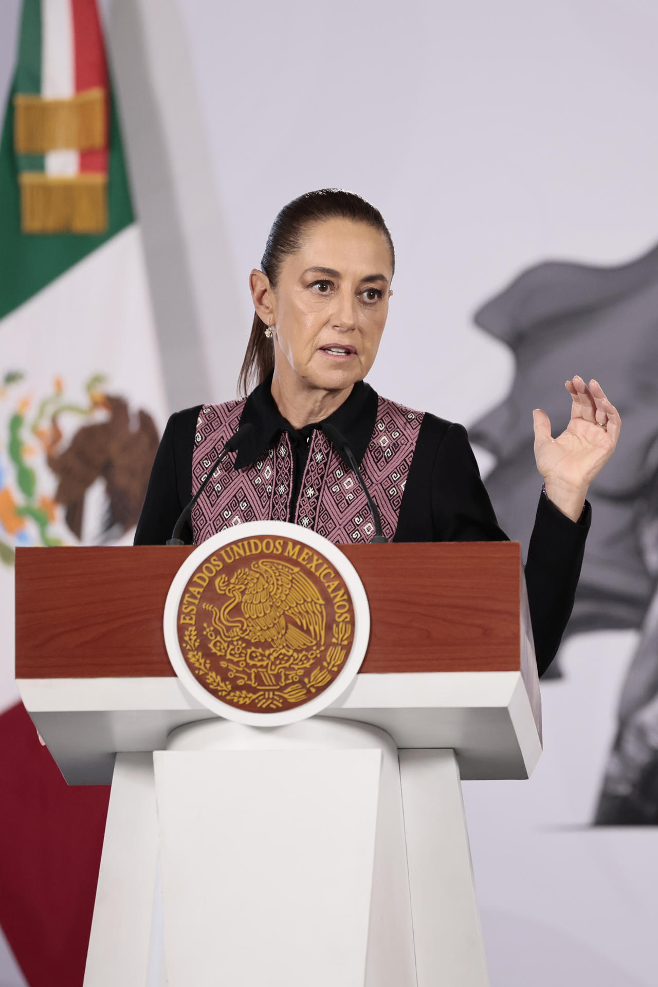 La presidenta de México, Claudia Sheinbaum, habla este martes durante una rueda de prensa en Palacio Nacional de la Ciudad de México (México). EFE/ José Méndez
