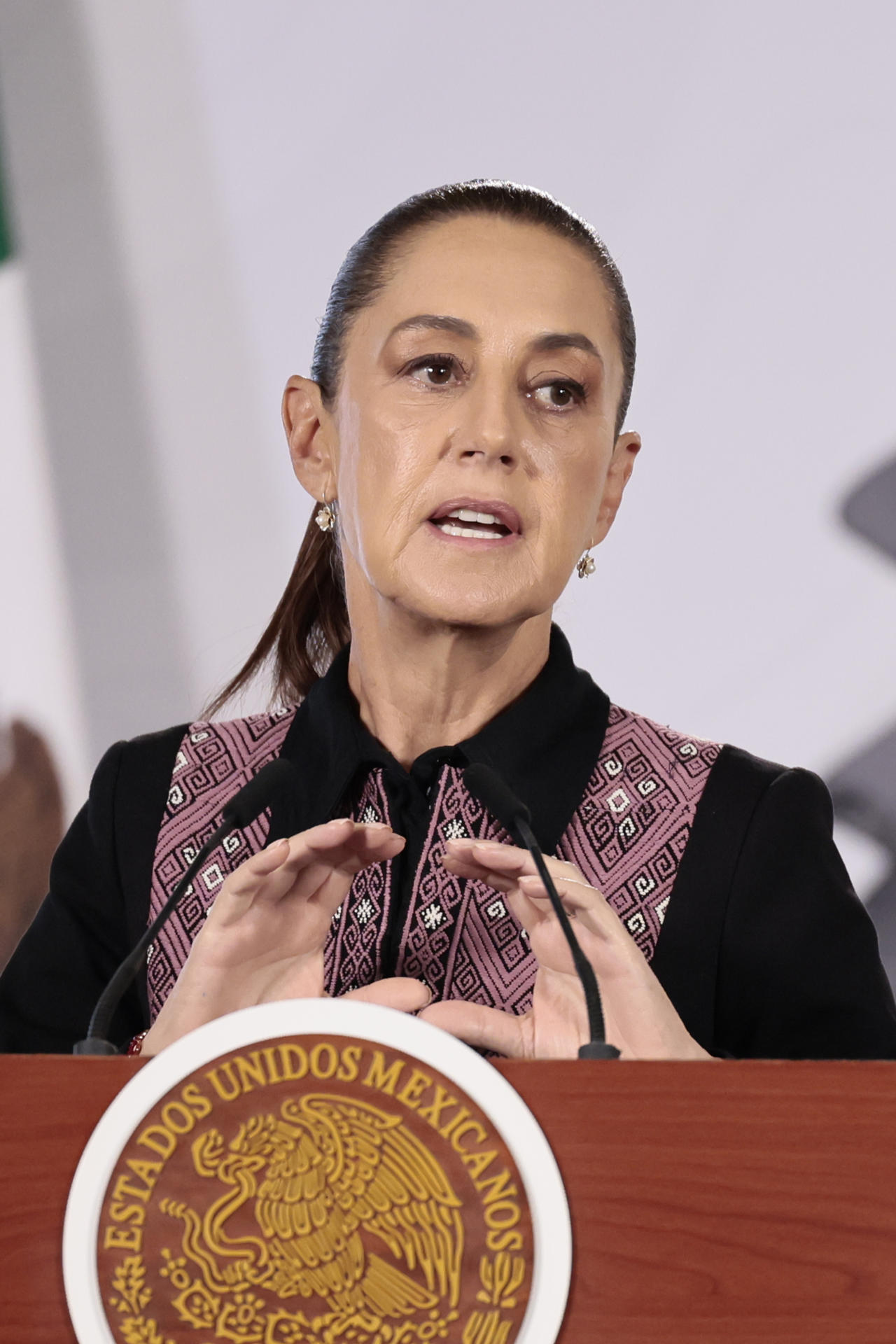 La presidenta de México, Claudia Sheinbaum, habla este martes durante una rueda de prensa en Palacio Nacional de la Ciudad de México (México). EFE/ José Méndez
