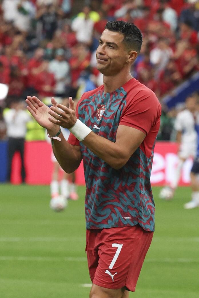 El jugador de la selección portuguesa Cristiano Ronaldo sale a calentar previo al partido del Grupo K del Mundial 2026 que disputan las selecciones nacionales de Portugal y Uzbekistán en el estadio Houston (EEUU). EFE/ Carlos Ramírez
