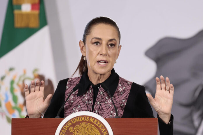 La presidenta de México, Claudia Sheinbaum, habla durante una rueda de prensa este martes, en el Palacio Nacional de Ciudad de México (México). EFE/José Méndez
