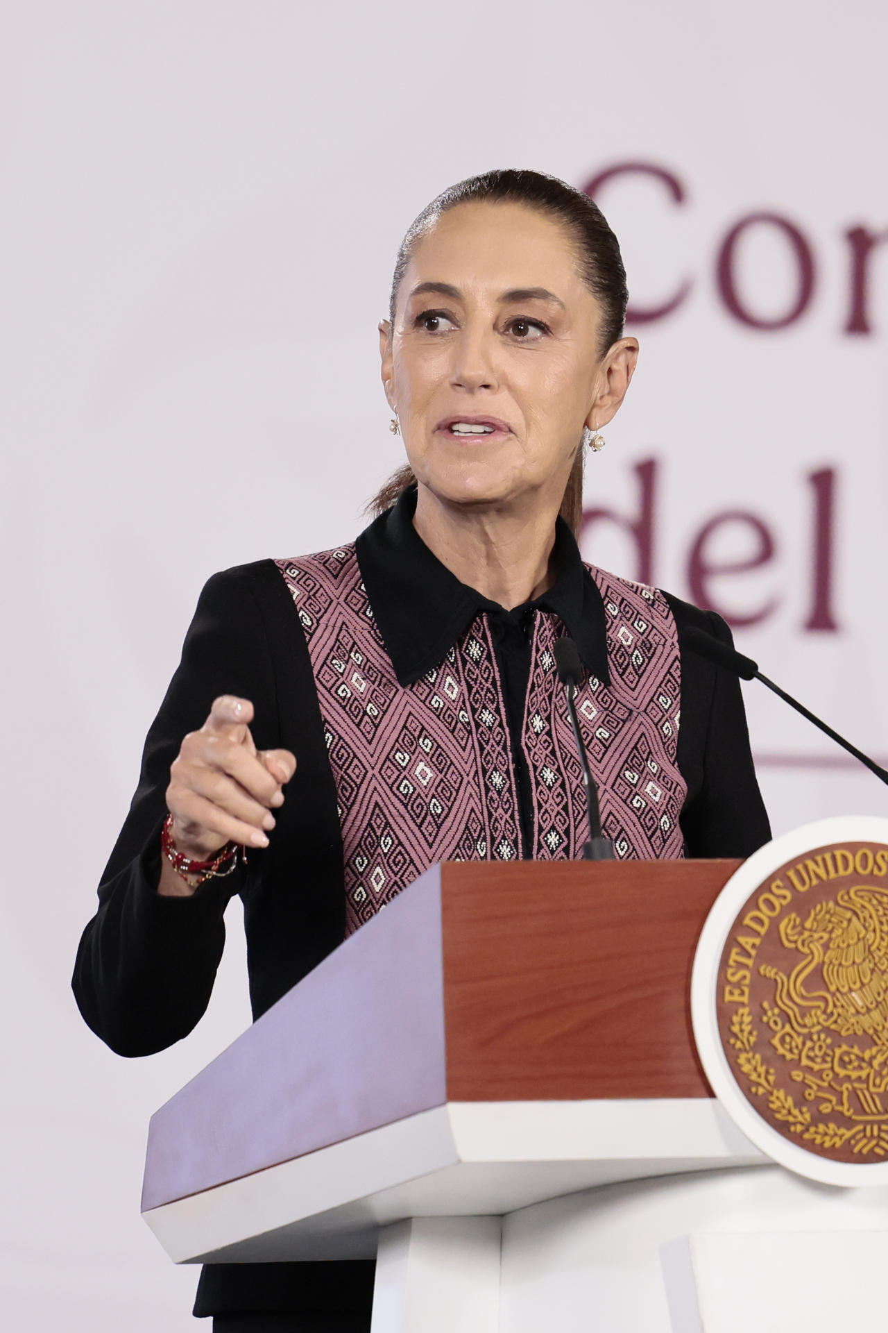 La presidenta de México, Claudia Sheinbaum, habla durante una rueda de prensa este martes, en el Palacio Nacional de Ciudad de México (México). EFE/José Méndez