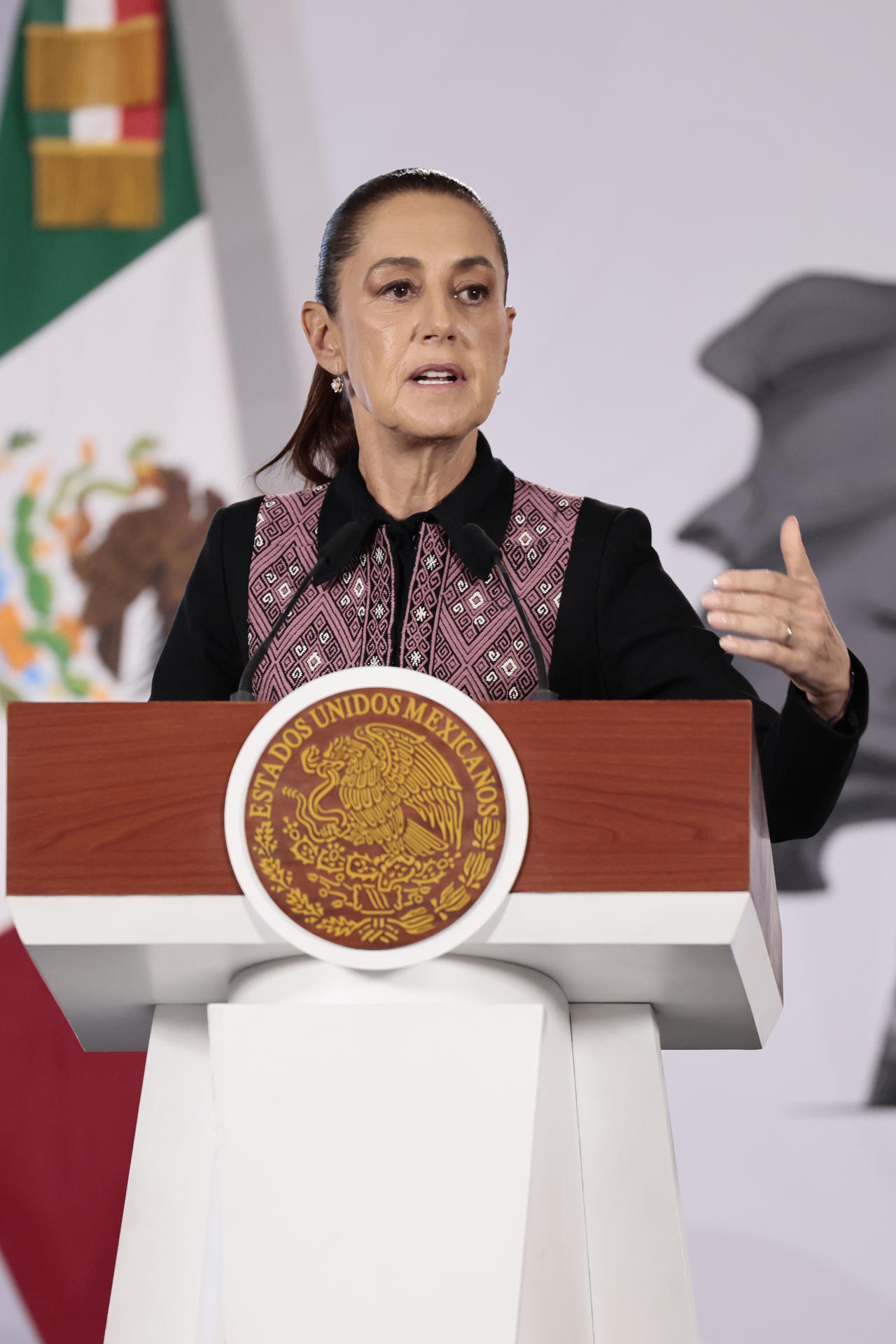 La presidenta de México, Claudia Sheinbaum, habla durante una rueda de prensa este martes, en el Palacio Nacional de Ciudad de México (México). EFE/José Méndez