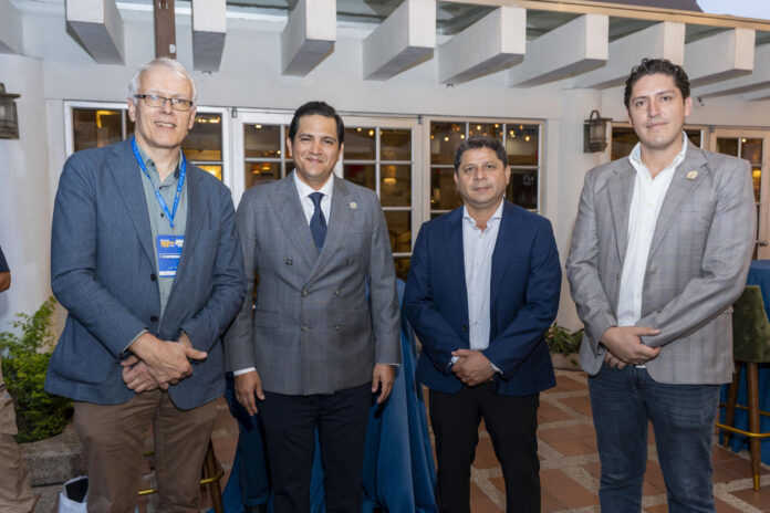 Fotografía del 17 de junio de 2026 cedida por la Asociación de Exportadores de Banano de Ecuador (AEBE) que muestra a su director ejecutivo, José Antonio Hidalgo (2-i); al profesor de la Universidad de Queensland Andre Drenth (i), al exministro de Agricultura, Ganadería y Pesca de Ecuador Danilo Palacios (2-d), y al subsecretario de Musáceas del Ministerio de Agricultura, Ganadería y Pesca, Sebastián Chiriboga (d), en la quinta edición del Banana Time en Machala (Ecuador). EFE/ AEBE

