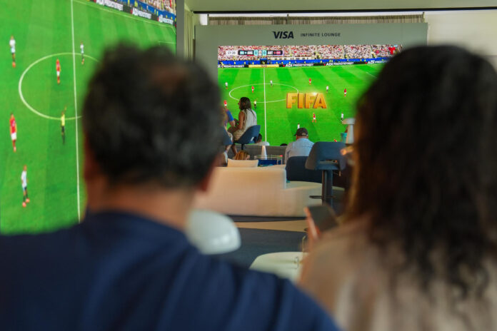 Personas observan un partido del Mundial de la FIFA 2026 en el Visa Infinite Lounge en Miami (Estados Unidos). EFE/ Alberto Boal
