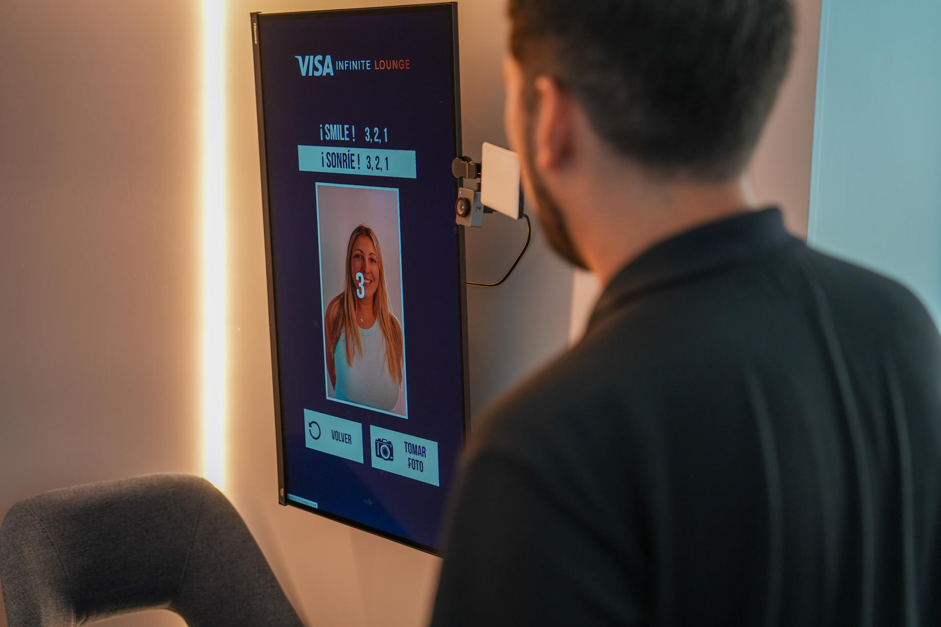 Personas asisten al Visa Infinite Lounge en Miami (Estados Unidos). EFE/ Alberto Boal
